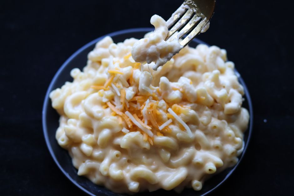 Plated vegan mac and cheese recipe