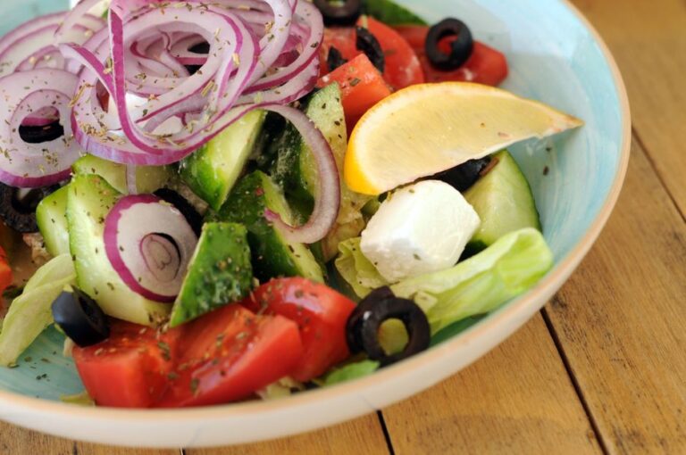 Quick Healthy Lunch Idea: Mediterranean Chickpea Bowl - featured image