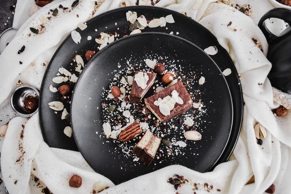 Plated no bake protein bar