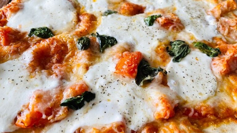 Low Carb Cauliflower Pizza: Crispy, Easy & Delicious - featured image