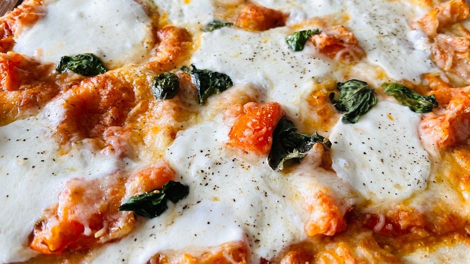 Low Carb Cauliflower Pizza: Crispy, Easy & Delicious - featured image