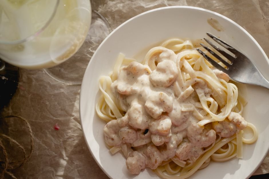 Ingredients for easy shrimp scampi pasta